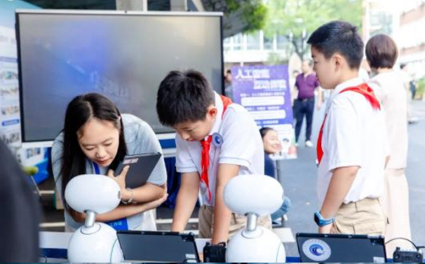 教育实践中积累了丰厚经历也催生了许多可落地可体会的成果 教育实践中积累了丰厚经历也催生了许多可落地可体会的成果